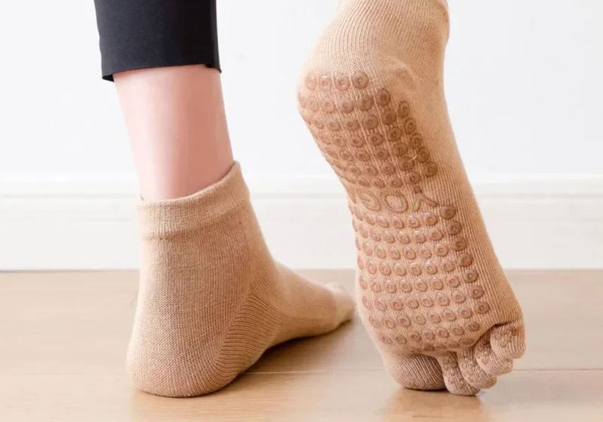 Шкарпетки для йоги та пілатесу нековзкі закриті Amber Grip бежеві (35-40) ar230AGec фото