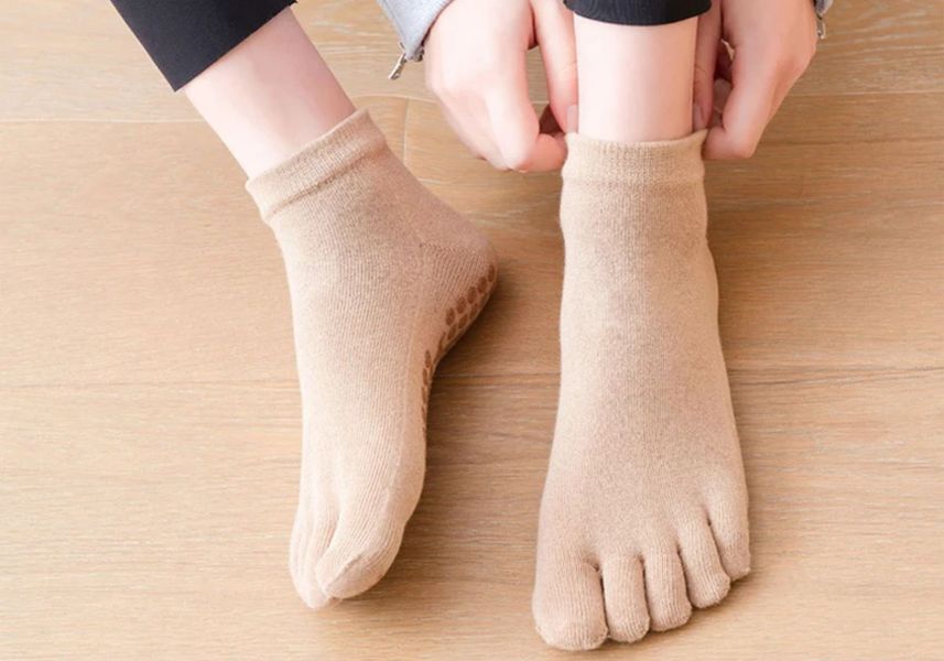 Шкарпетки для йоги та пілатесу нековзкі закриті Amber Grip бежеві (35-40) ar230AGec фото