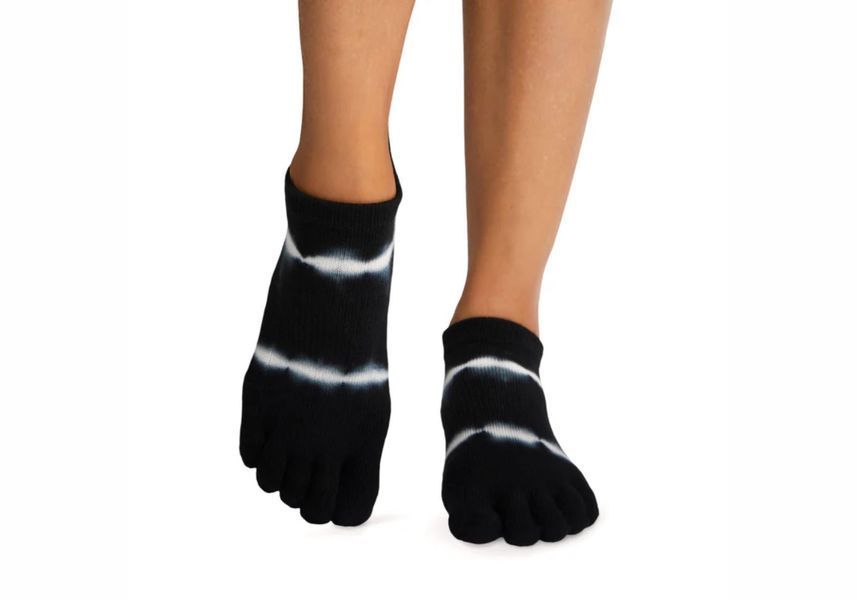 Носки для йоги ToeSox Full Toe Low Rise Black Tie Dye Stripe S (36-38.5) 840271441894 фото